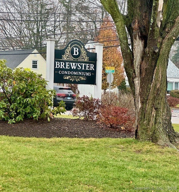 47 Brewster Rd in Glastonbury, CT - Building Photo