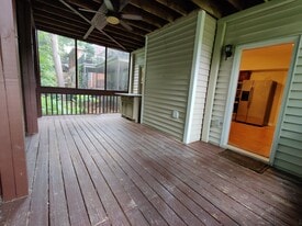 701 Yorkshire Rd NE, Unit Terrace level suite in Atlanta, GA - Building Photo