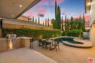 2189 Summitridge Dr, Unit 823 in Beverly Hills, CA - Foto de edificio - Building Photo