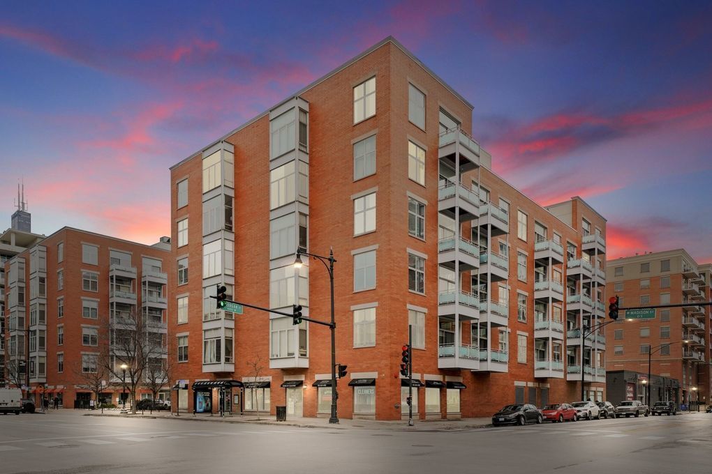 949 W Madison St, Unit 307 in Chicago, IL - Building Photo