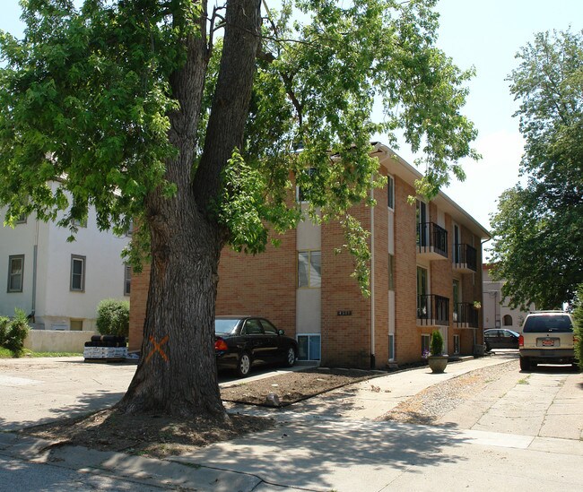 4919 Davenport St in Omaha, NE - Foto de edificio - Building Photo