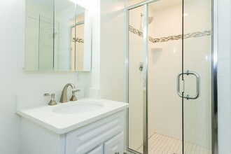 1 Stonehill Dr, Unit 2 in Stoneham, MA - Building Photo - Building Photo