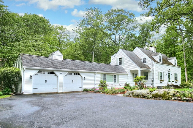 11 Clover Dr in Wilton, CT - Building Photo - Building Photo