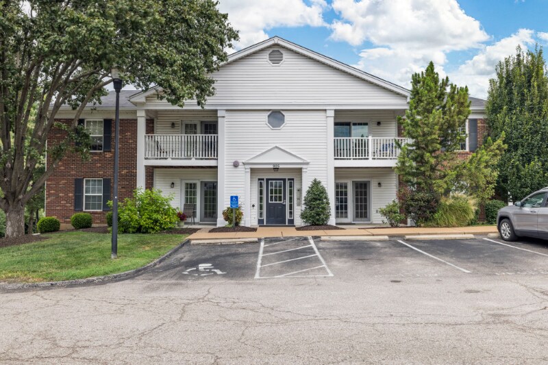 905 Hanna Pl Ct, Unit A in Ballwin, MO - Foto de edificio