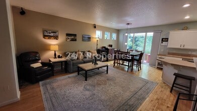 3250 Wild Rose Loop in West Linn, OR - Building Photo - Building Photo