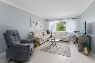 1010 Manatee Rd in Naples, FL - Building Photo