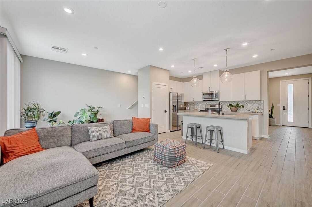 9276 Desert Pearl Ave in Las Vegas, NV - Building Photo