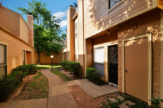 Airport Crossing in Houston, TX - Building Photo - Building Photo