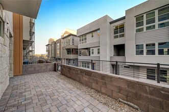 654 Spotted Falcon St in Las Vegas, NV - Building Photo - Building Photo