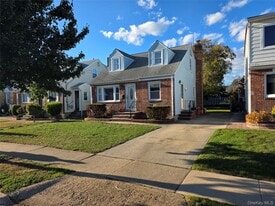 220 Raff Ave in Mineola, NY - Building Photo