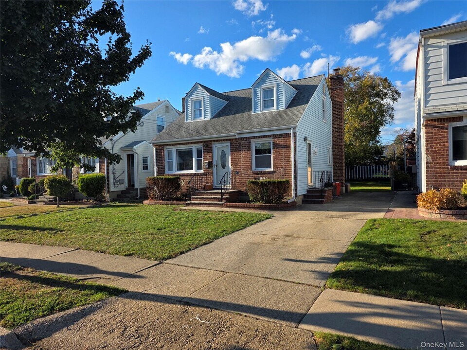 220 Raff Ave in Mineola, NY - Foto de edificio