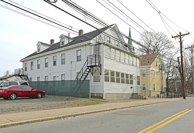 161 School St in Waltham, MA - Foto de edificio - Building Photo