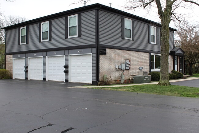 property at 430 W Inverrary Ln