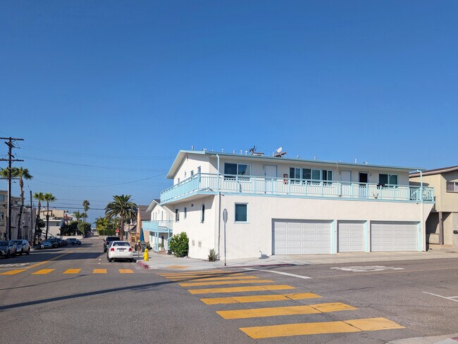 121-131 8th St in Hermosa Beach, CA - Building Photo - Building Photo