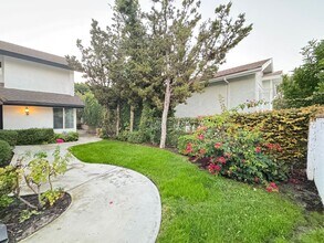 25521 Alisal Ave in Laguna Hills, CA - Foto de edificio - Building Photo