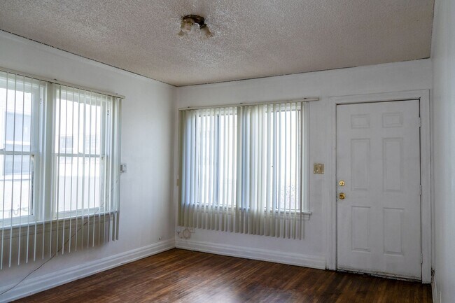 1720 W Gage Ave-Unit -1720 1/2 in Los Angeles, CA - Building Photo - Building Photo