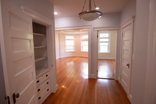 1891 Beacon St, Unit 3 in Brookline, MA - Foto de edificio - Building Photo