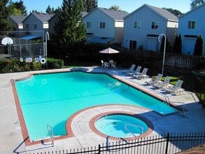 Forest Ridge Apartments in Beaverton, OR - Foto de edificio - Building Photo