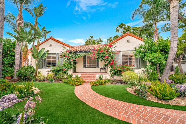 546 S Beachwood Dr in Burbank, CA - Foto de edificio - Building Photo