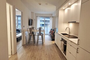 484 Front St W in Toronto, ON - Building Photo