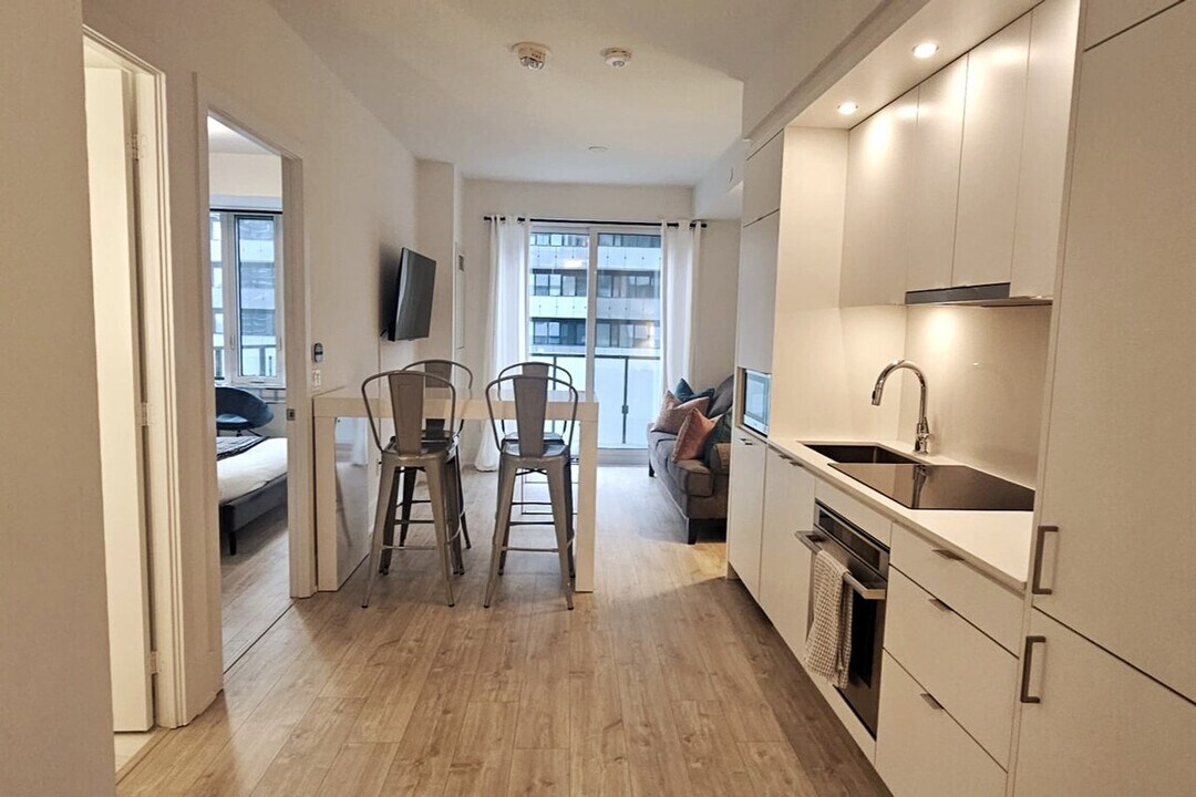 484 Front St W in Toronto, ON - Building Photo