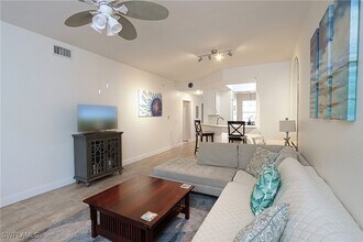 757 Wiggins Lake Dr in Naples, FL - Foto de edificio - Building Photo