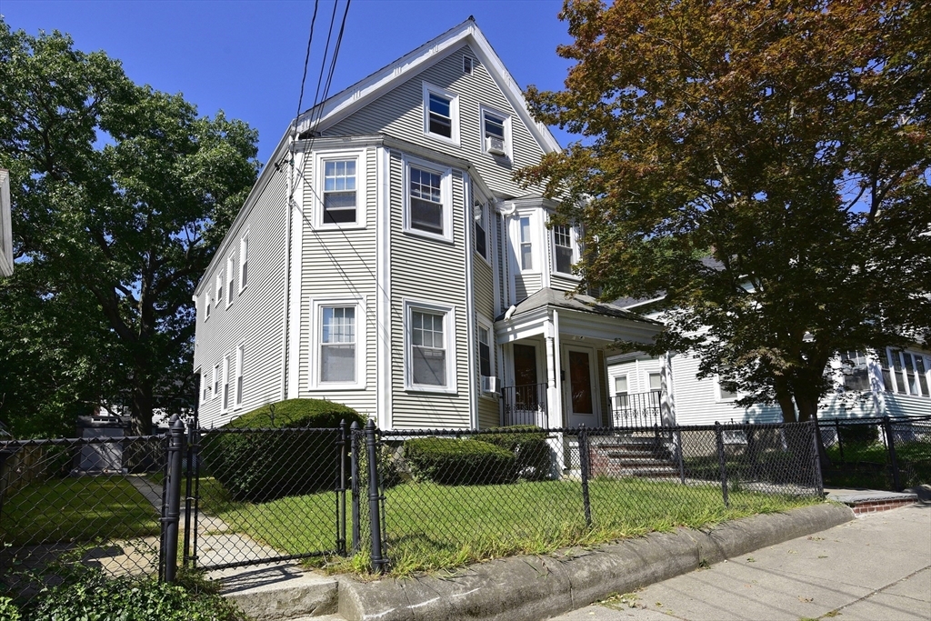 43 Oakridge St, Unit 2 in Boston, MA - Foto de edificio