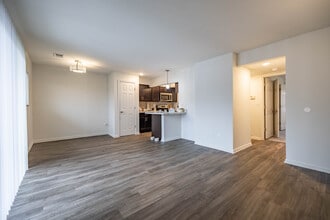 Colonial Gardens in Cincinnati, OH - Building Photo - Interior Photo