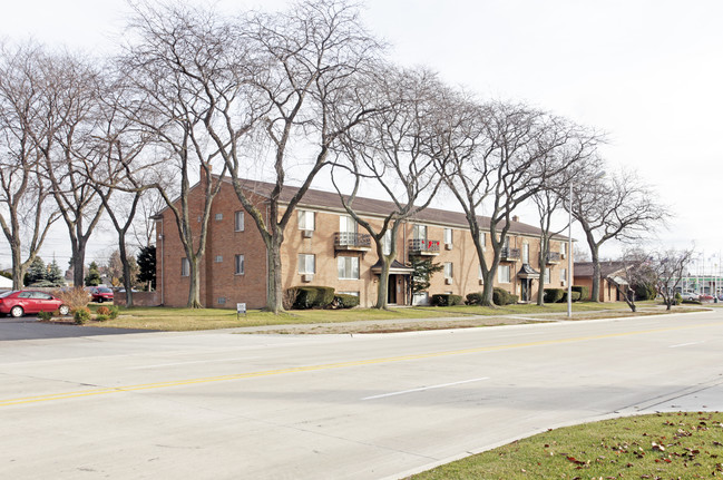 Woodland Apartments in St. Clair Shores, MI - Building Photo - Building Photo