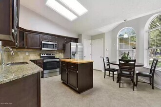 8563 Wyndhurst Dr in Jacksonville, FL - Building Photo - Building Photo