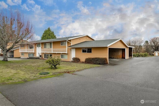 1072 Mitchell Ave, Unit D in Blaine, WA - Foto de edificio - Building Photo