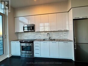 9471 Yonge St in Richmond Hill, ON - Building Photo - Building Photo