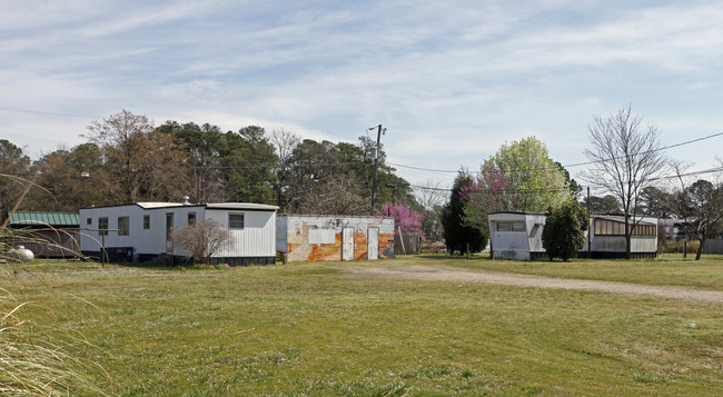 Lone Oak Trailer Park in Chesapeake, VA - Building Photo - Building Photo