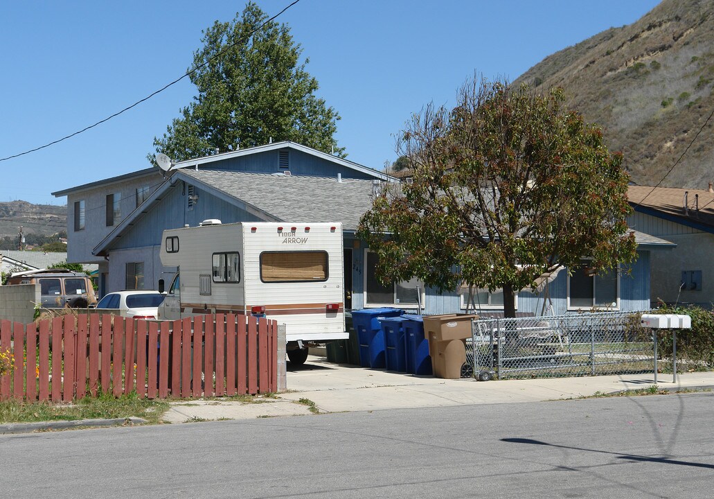 245-247 E Barnett St in Ventura, CA - Building Photo