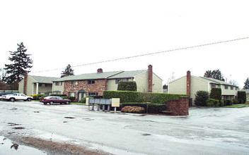 Tara West Apartments in Milwaukie, OR - Foto de edificio - Building Photo