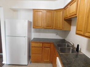 31993 W 12 Mile Rd in Farmington Hills, MI - Foto de edificio - Building Photo