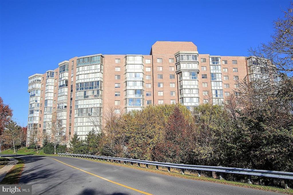 3210 N Leisure World Blvd in Silver Spring, MD - Building Photo