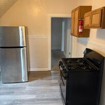 953 W 17th St, Unit Up Stairs B in Erie, PA - Building Photo