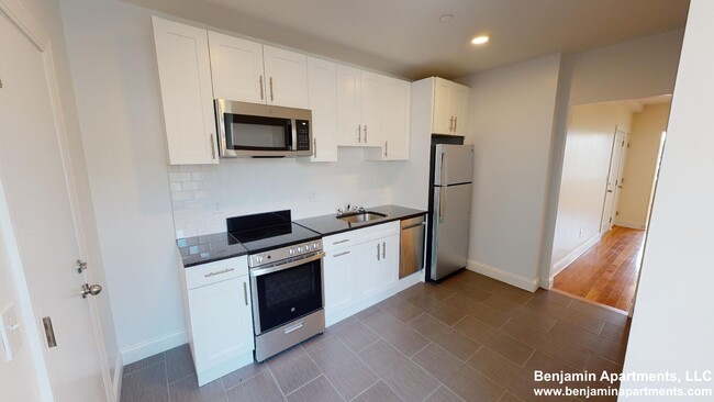 129 Sutherland Rd, Unit L in Boston, MA - Building Photo - Building Photo