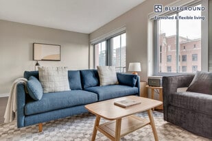 121 W Chestnut St in Chicago, IL - Building Photo