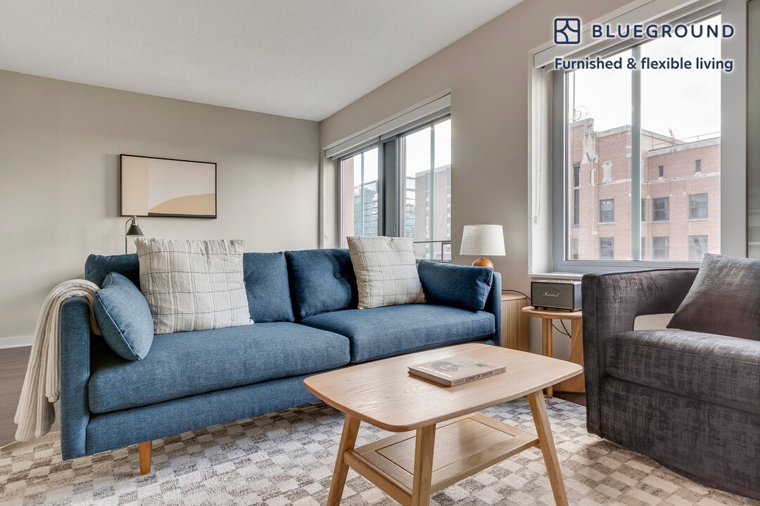 121 W Chestnut St in Chicago, IL - Building Photo