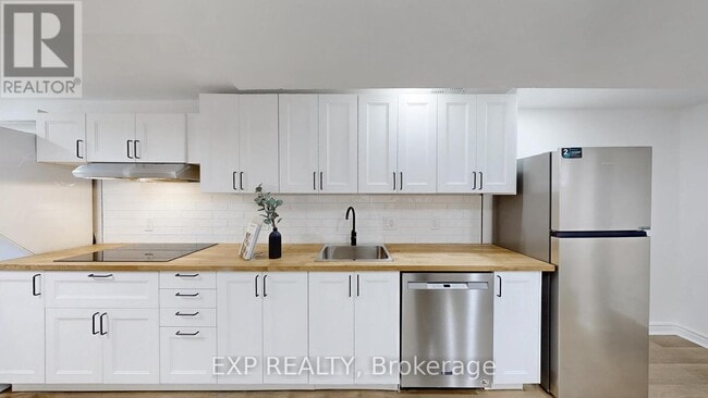 property at 1121 Foxglove Pl