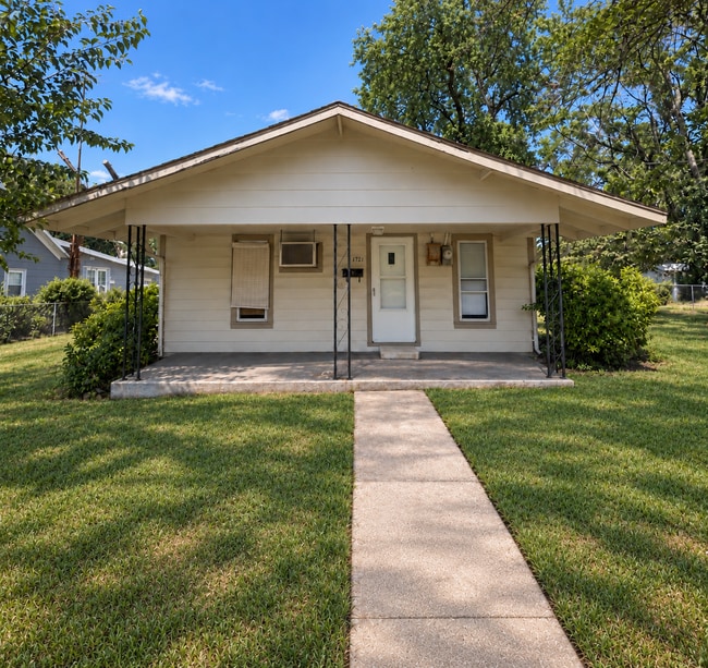 property at 721 W Della St