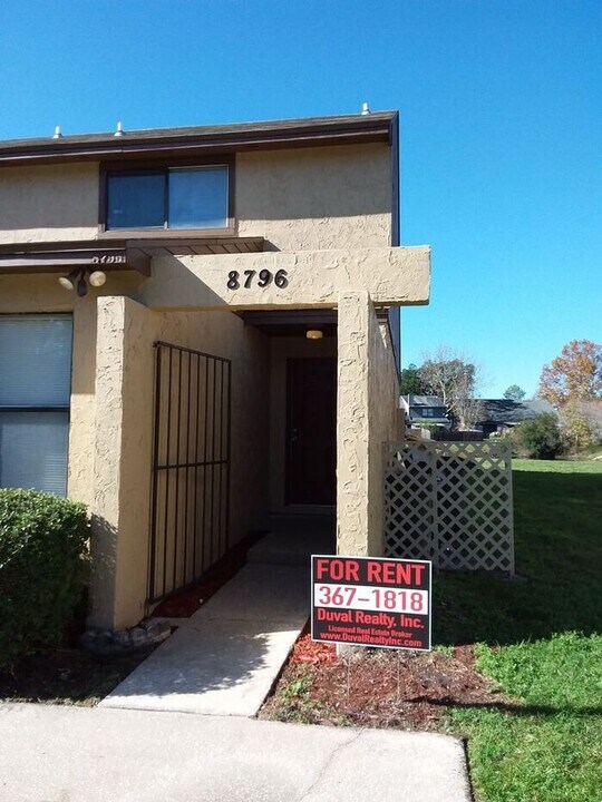 8796 Whispering Pines Dr in Jacksonville, FL - Building Photo