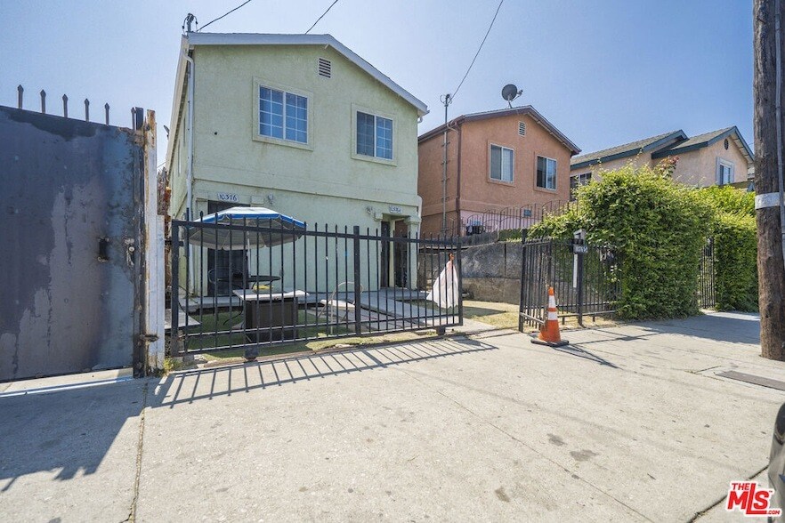 10376 Wilmington Ave, Unit 1407 in Los Angeles, CA - Building Photo