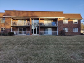 1104 Springinsguth Rd, Unit 1A in Schaumburg, IL - Building Photo - Building Photo