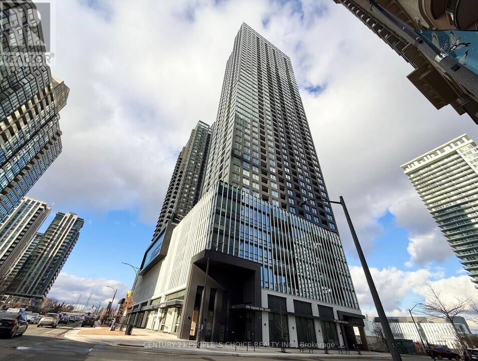 395 Square One Dr in Mississauga, ON - Building Photo