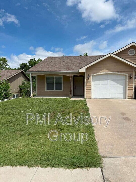 3328 SE Taurus Ave in Topeka, KS - Building Photo