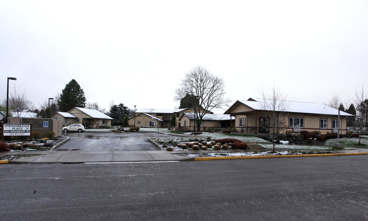 Springbrook Place Apartments in Newberg, OR - Foto de edificio