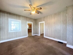 929 E Sherman St in Hutchinson, KS - Building Photo - Building Photo